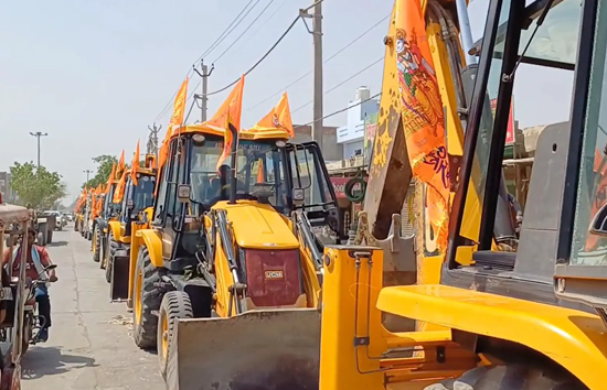 मुख्यमंत्री योगी की रैली से पहले दिखा अलग नजारा, 3 KM तक दिखी बुलडोजर की कतारें 