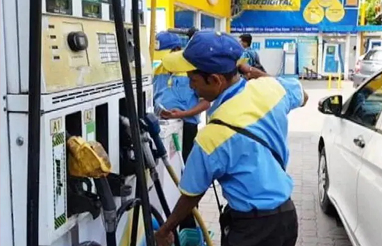 Petrol-diesel prices : देशभर में शुक्रवार को स्थिर रहे पेट्रोल-डीजल के दाम, जानें नई कीमतें 