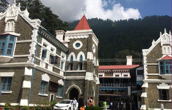 उत्तराखंड हाईकोर्ट ने उठाए सवाल, लड़कियां भी तो डेट पर जाती हैं तो कार्रवाई सिर्फ लड़कों पर क्यों ?