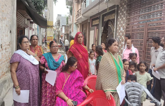 धमकी और कथित अवैध वसूली से परेशान लोगों ने लगाई गुहार