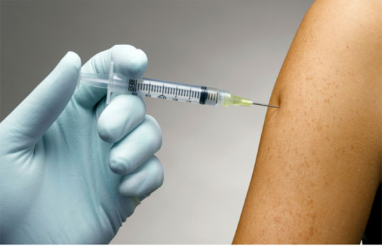 यूपी : मुरादाबाद में Corona Vaccine लगने के 24 घंटे बाद वॉर्ड ब्वॉय की मौत, परिजनों का आरोप-टीका लगने से हुई मौत 