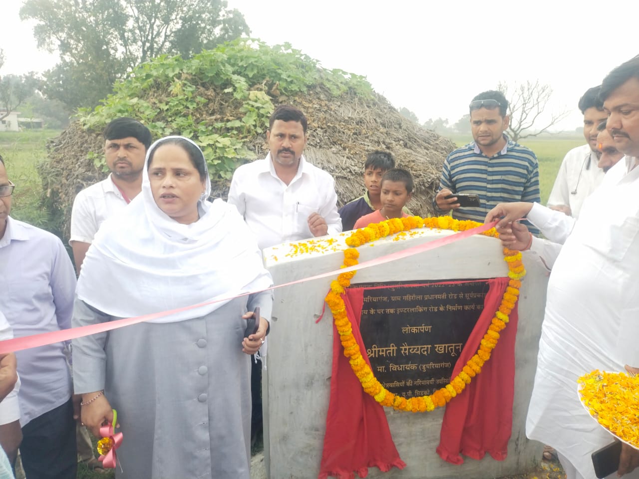 डुमरियागंज विधायक सैयदा ने ग्राम अहिरौला में विधायक निधि से निर्मित 455 मीटर इंटरलॉकिंग सड़क और गहरोला मे 110 मीटर सड़क का किया लोकार्पण