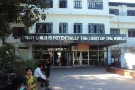 CMS लखनऊ के टीचर की रिपोर्ट आई पॉजिटिव, स्कूल सील करने के बाद बाहर निकाले गये बच्चे