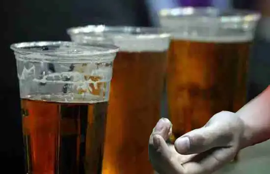 उत्तर प्रदेश : कूड़े के ढ़ेर में पड़ी मिली शराब, पीने से गई तीन लोगों की जान