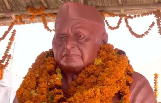 महाकुंभ में लगी मुलायम सिंह यादव की मूर्ति, देखने के लिए जुटी लोगों की भीड़ 