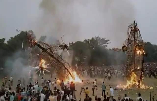 हरियाणा के यमुनानगर में लोगों पर गिरा जलता रावण, बाल-बाल बचे लोग