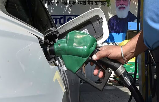 Petrol Diesel Prices Today : कच्चे तेल की कीमतों में लगी आग, देखें पेट्रोल-डीजल की नई कीमतें 