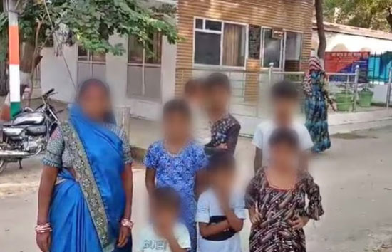  7 बच्चों की मां प्रेमी के साथ रफूचक्कर, रोते हुए थाने पहुंचे बच्चे, पुलिस से लगाई मदद की गुहार