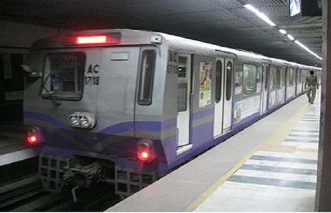 युवक ने मेट्रो ट्रेन के आगे लगाई छलांग, मौत