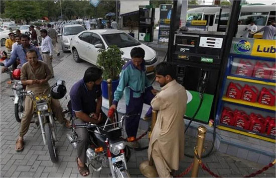 पाकिस्तान में महंगाई से हाहाकार, एक लीटर पेट्रोल 305 रुपये और डीजल 311 रुपये के पार