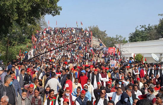 आचार संहिता का उल्लंघन करने के आरोप में 2500 सपा नेता व कार्यकर्ताओं पर FIR