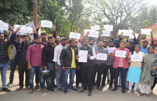 सिपाही भर्ती पेपर लीक मामला : सड़कों पर उतरे अभ्यर्थी, आरोपियों के घरों पर बुलडोजर चलाने की मांग