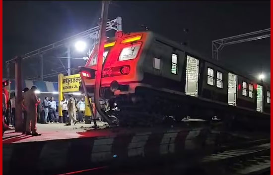 यूपी : मथुरा स्टेशन पर बड़ा हादसा टला, प्लेटफार्म पर दौड़ने लगी ईएमयू ट्रेन, यात्रियों ने दौड़कर बचाई जान