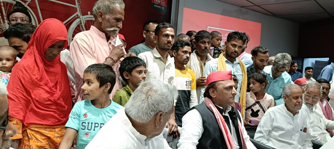 भेड़िए से पीड़ित परिवारों को सपा ने दी आर्थिक मदद, बोले अखिलेश - ठोको नीति के तहत एसटीएफ को दी जाए जिम्मेदारी 