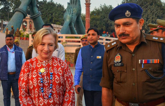 वाराणसी दौरे के अंतिम दिन हिलेरी क्लिंटन ने भगवान बुद्ध की प्रथम उपदेश स्थली सारनाथ की यात्रा की