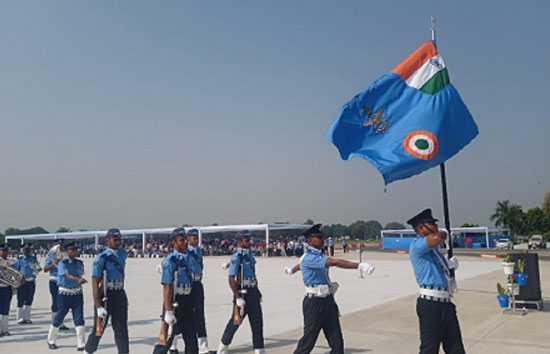 Indian Air Force Day : 91वें स्थापना दिवस पर बदला वायु सेना का ध्वज, एयर चीफ मार्शल चौधरी ने किया अनावरण