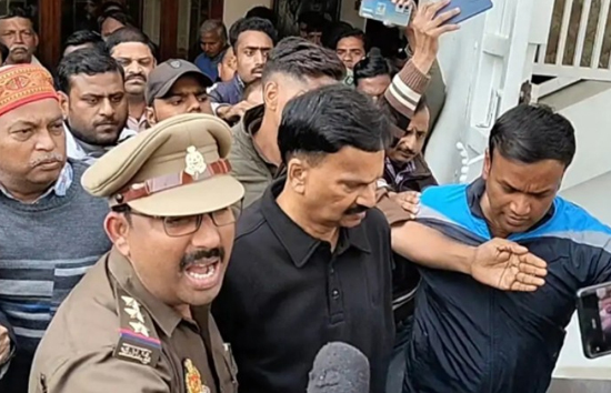 रेप केस के आरोप में कांग्रेस सांसद राकेश राठौर गिरफ्तार, मीडिया से बात करते समय पुलिस ने घर से उठाया 