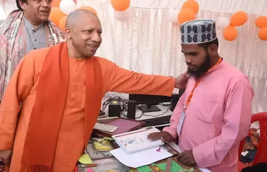 मुस्लिम युवक गाया राम भजन, गदगद योगी आदित्यनाथ ने थपथपाई पीठ, वीडियो वायरल  
