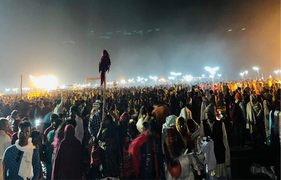 देश के अलग-अलग राज्यों में कार्तिक पूर्णिमा पर गंगा नदी के तटों पर दिखा आस्था का सैलाब