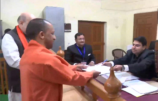 मुख्यमंत्री योगी ने गोरखपुर सदर सीट से किया नामांकन, जानें कितनी है कुल संपत्ति 
