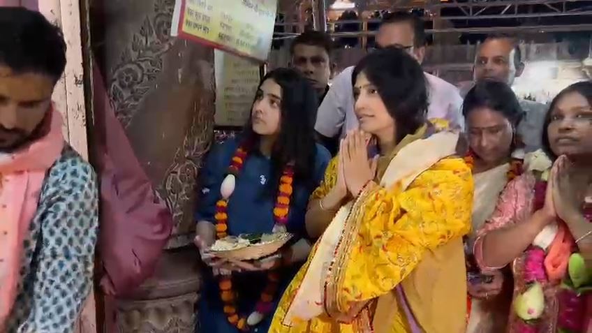 समाजवादी पार्टी के शानदार प्रदर्शन के बाद राधारानी की शरण में बरसाना पहुंची डिंपल यादव