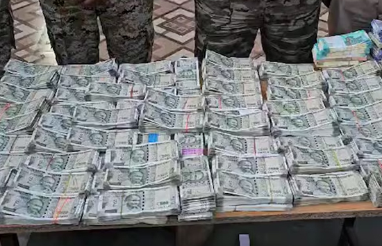 यूपी : गाजियाबाद में कार से मिला 22,00,000 रुपया, पर है किसका पुलिस भी परेशान 