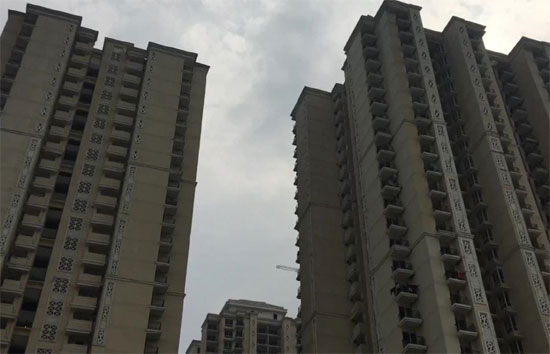 यूपी : इस कारण महिला ने मासूम संग लगाई 16वीं मंजिल से छलांग, दोनों की मौत 