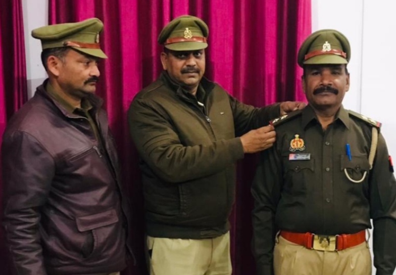 मुख्य आरक्षी से उपनिरीक्षक बने चार पुलिस कर्मियों को थानाध्यक्ष ने स्टार लगाकर दी बधाई 