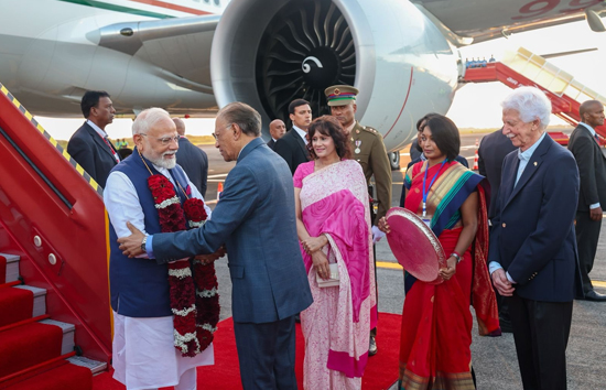 मॉरीशस में पीएम मोदी का जोरदार स्वागत...पीएम नवीन रामगुलाम समेत 200 VVIP पहुंचे एयरपोर्ट