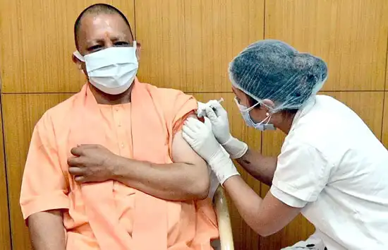 मुख्यमंत्री योगी ने लगवाई कोरोना वैक्सीन, बोले-भारत निर्मित कोरोना वैक्सीन पूरी तरह सुरक्षित
