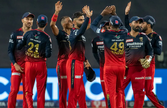 आईपीएलः RCB ने चेन्नई सुपर किंग्स को 13 रन से हराया, प्लेऑफ में जाने की उम्मीदें समाप्त