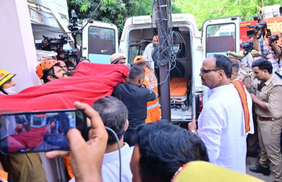 लखनऊ अग्निकांड:  शव देख फफक कर रोए पड़े डिप्टी CM ब्रजेश पाठक, अब तक 15 लोगों की मौत 