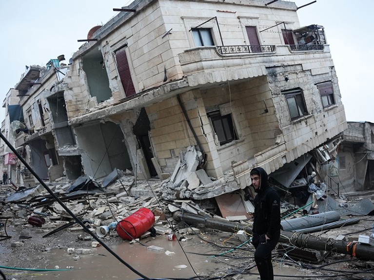 तुर्किये : भूकंप के आठ दिन बाद मलबे से जीवित निकाला गया व्यक्ति