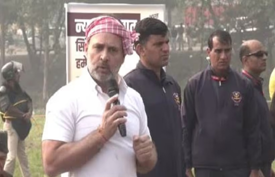  बिहार में राहुल गांधी का दिखा देसी अंदाज, सिर पर गमछा बांधकर किसानों से की मुलाकात