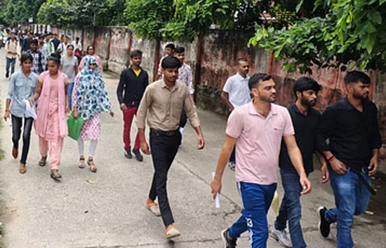 यूपी :  3 लाख से ज्यादा अभ्यर्थियों ने छोड़ी सिपाही भर्ती परीक्षा, 4 नकलची समेत 61 संदिग्ध गिरफ्तार 