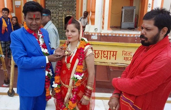 लेखपाल बनते ही पत्नी ने कारपेंटर पति को छोड़ा,  अब हुआ ये बड़ा खुलासा 