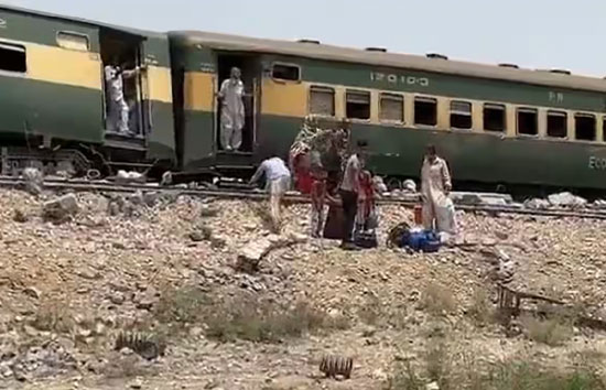 पाकिस्तान में एक ही पटरी पर दो ट्रेनों के आने से हुआ हादसा, 20 घायल 