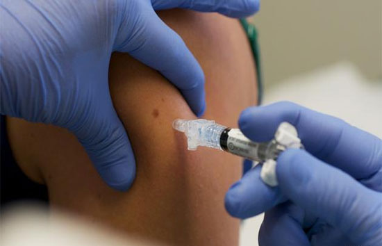 AstraZeneca की वैक्सीन लगाने के बाद जमा खून का थक्का, कई देशों ने लगाई अस्थायी रोक