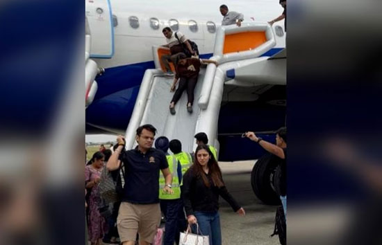 इंडिगो फ्लाइट यात्री के इलेक्ट्रॉनिक डिवाइस में लगी अचानक आग, इमरजेंसी गेट से निकाले गए पैसेंजर