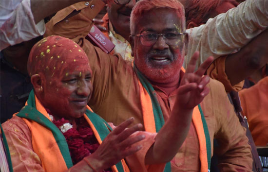 यूपी चुनाव रिजल्ट : यूपी में फिर बीजेपी सरकार, CM योगी ने खेली जीत की होली 