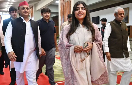पहले मां और अब पापा अखिलेश के साथ राजनीतिक कार्यक्रम में दिखीं अदिति यादव, तस्वीर आई सामने  