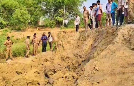 कौशांबी में घर की लिपाई-पुताई के लिए मिट्टी खोदते समय हुआ हादसा...टीला ढह जाने से 5 महिलाओं की मौत
