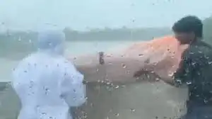 मानवता को शर्मसार कर देने वाला वीडियो, कोविड संक्रमित शव को पुल से परिजनों ने नदीं में फेंका
