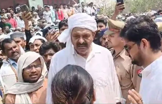 मुख्तार अंसारी को मिट्टी देने को लेकर भाई अफजाल अंसारी और डीएम में बहस, कहा-इसमें परमिशन की जरूरत नहीं 