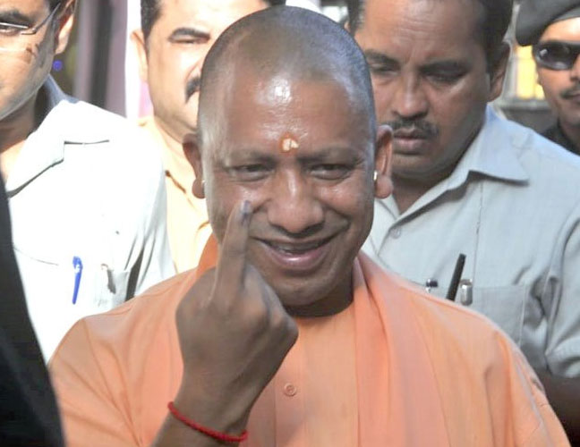 मुख्यमंत्री योगी आदित्यनाथ ने गोरखपुर में किया मतदान