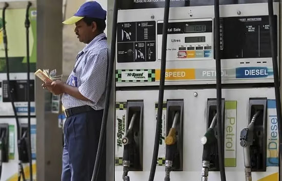ईरान-इजरायल के युद्ध के बीच कच्चे तेल की कीमतों आई आई तेजी, Petrol-Diesel महंगा होना तय