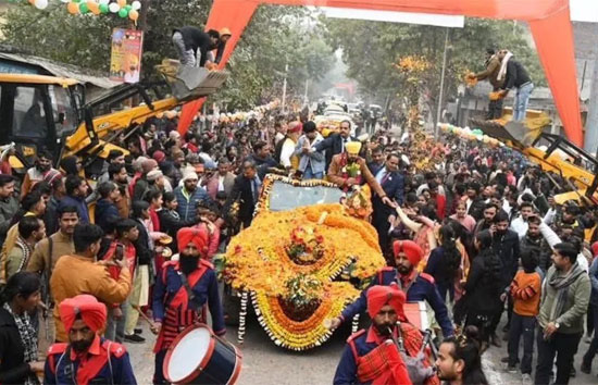 जन्मदिन पर दिखा बृजभूषण सिंह का दबदबा...सैकड़ों गाड़ियों का काफिला के साथ JCB से हुईफूलों की वर्षा 