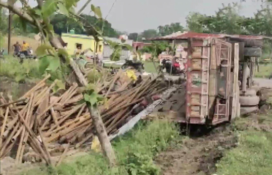 बिहार : पूर्णिया में ट्रक पलटा, आठ मजदूरों की दर्दनाक मौत