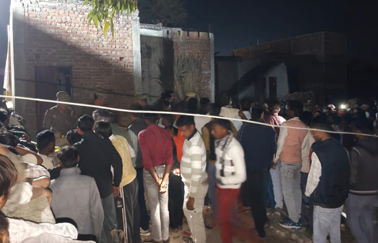 यूपी : कासगंज में बंद कमरे में मिले पति-पत्नी और 3 बच्चों के शव, सामूहिक आत्महत्या की आशंका