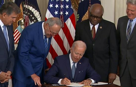 अमेरिका में जलवायु परिवर्तन और स्वास्थ्य देखभाल कानून लागू, राष्ट्रपति जो बाइडेन ने किये हस्ताक्षर
